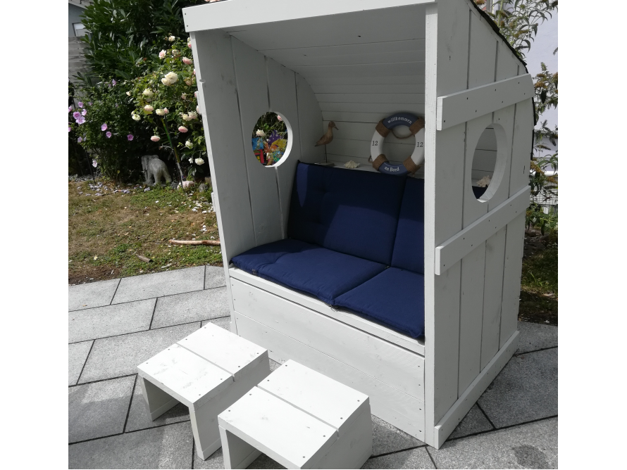 Gartenhütte mit Sitzbank und zwei Hockern