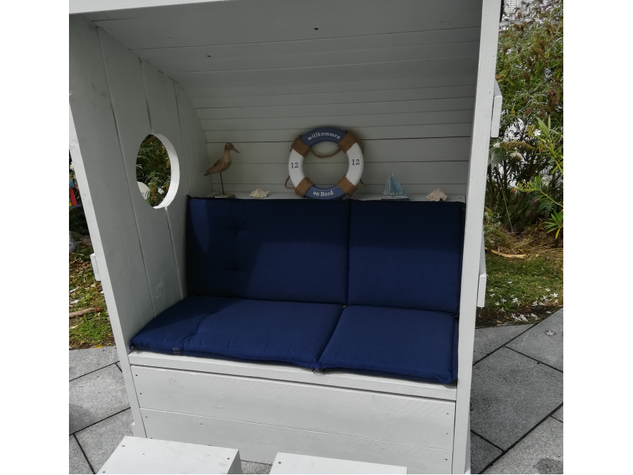 Gartenhaus mit Sitzbank