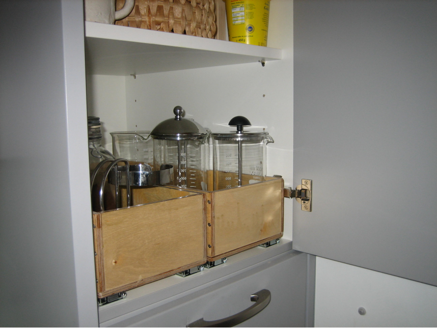 Ausziehbares Regal in Küchenschrank