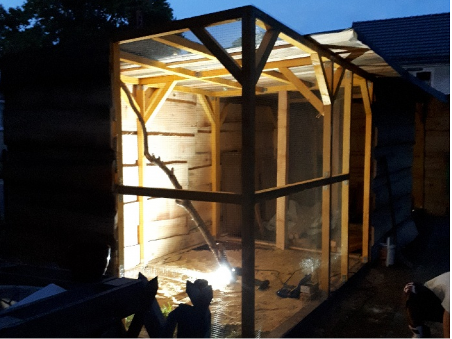 Hühnerstall aus Holz mit Beleuchtung