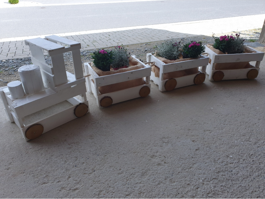 Blumentopfzug aus Holz