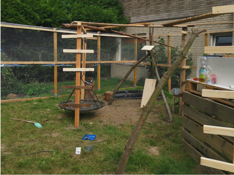 Garten mit Holzschaukel und Budenkonstruktion