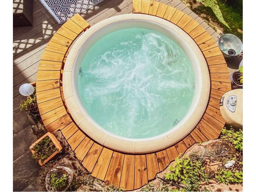 Whirlpool im Garten mit Holzterrasse