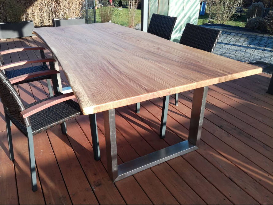 Holztisch mit Metallgestell auf Terrasse