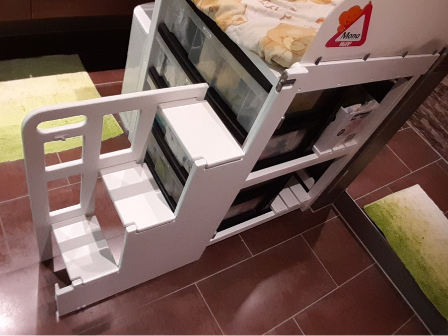 Wickelkommode mit integrierter Treppe