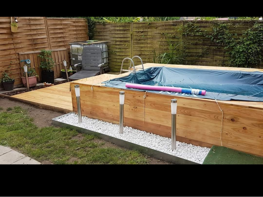 Holzrahmenpool mit Sonnenschutzplane im Garten