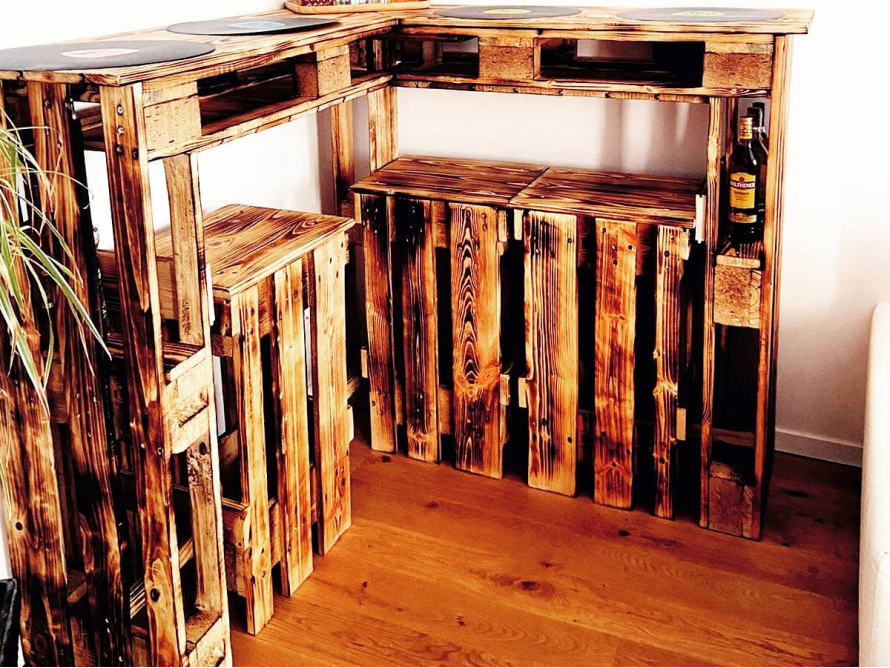 Selbstgebaute Bar aus Holz