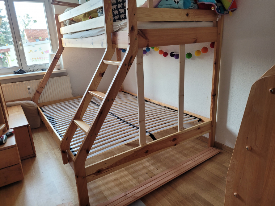 Ein Etagenbett aus hellem Holz.