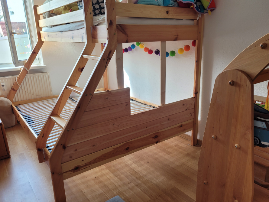 Ein Hochbett aus Holz