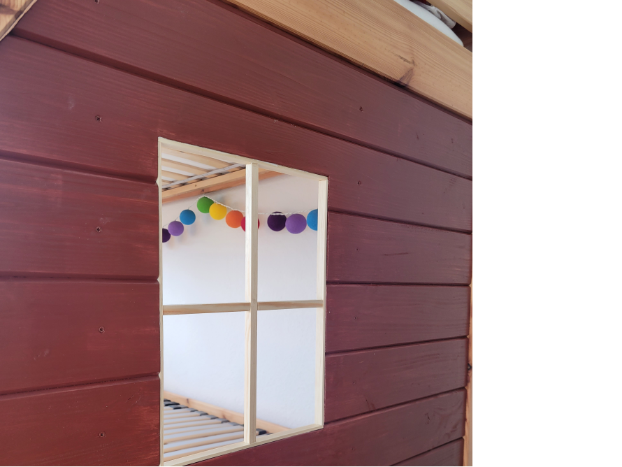 Holzhauswand mit Fensterausschnitt