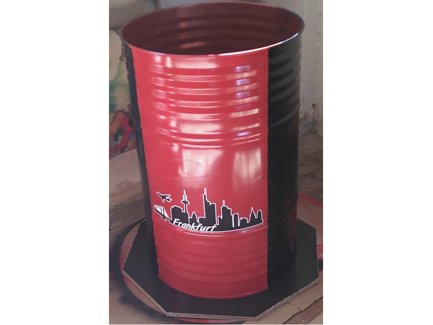 Roter und schwarzer Metalleimer mit Skyline-Aufkleber