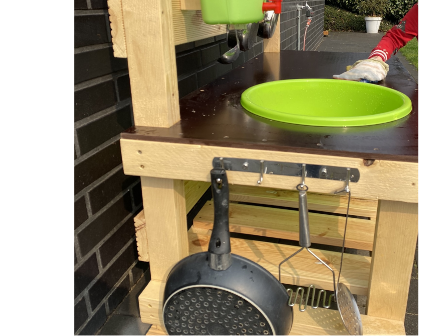 Spielküche aus Holz mit Küchenutensilien