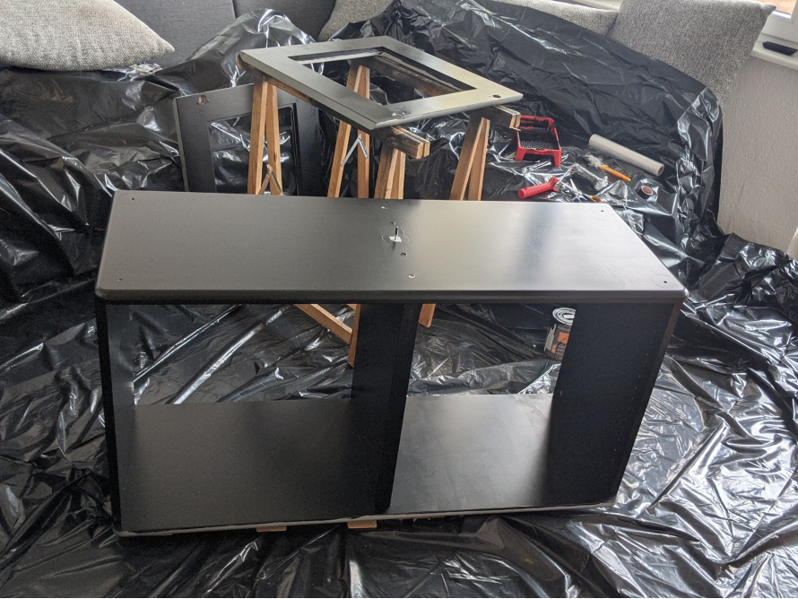 Schwarz lackiertes Möbelstück