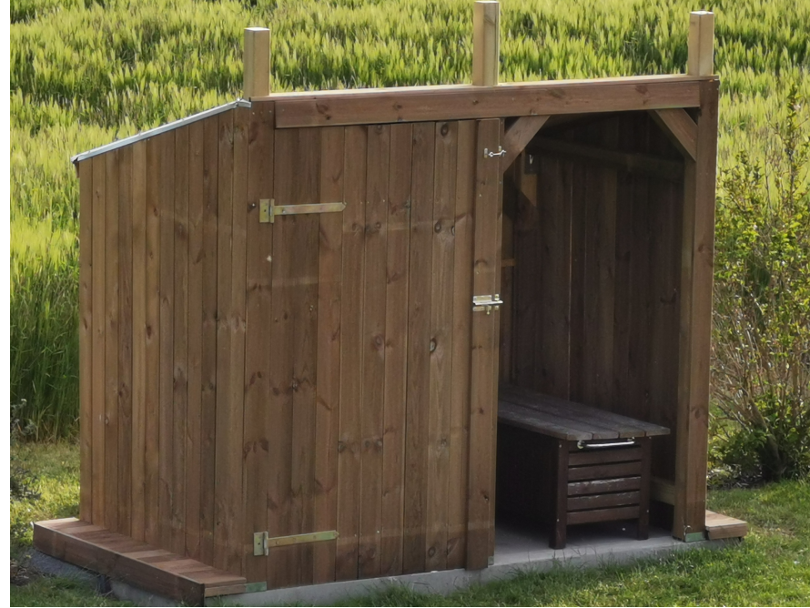 Holzschuppen mit halboffener Tür