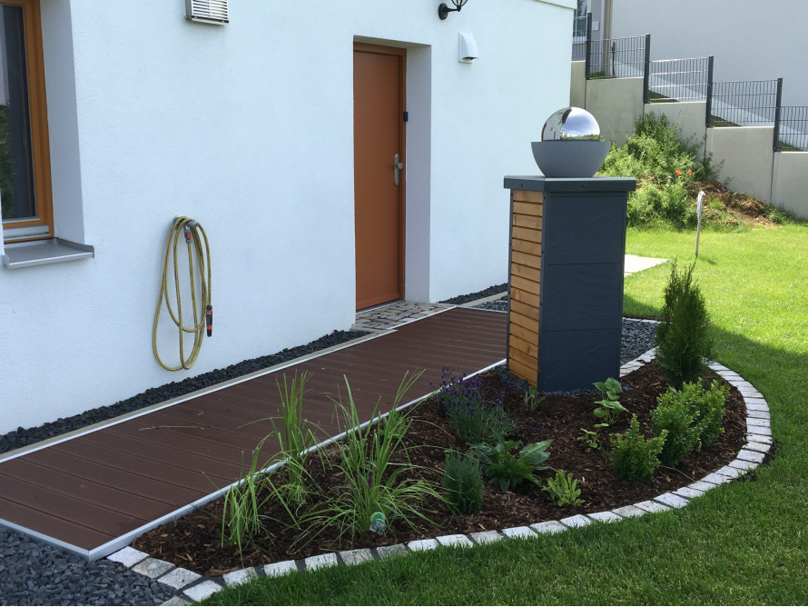 Holzweg zu einer Haustür