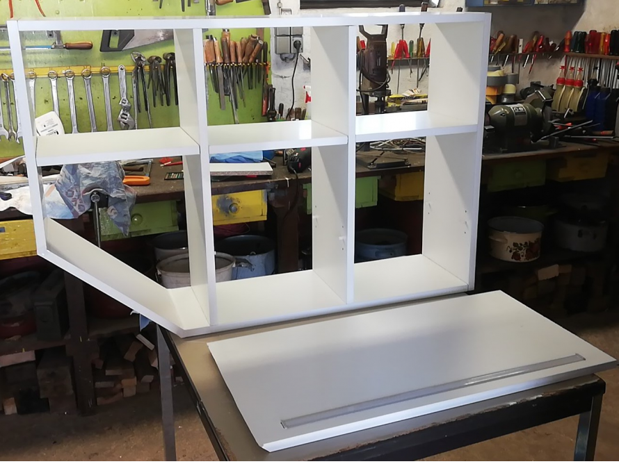 Weißes Eckregal mit Schreibtischplatte