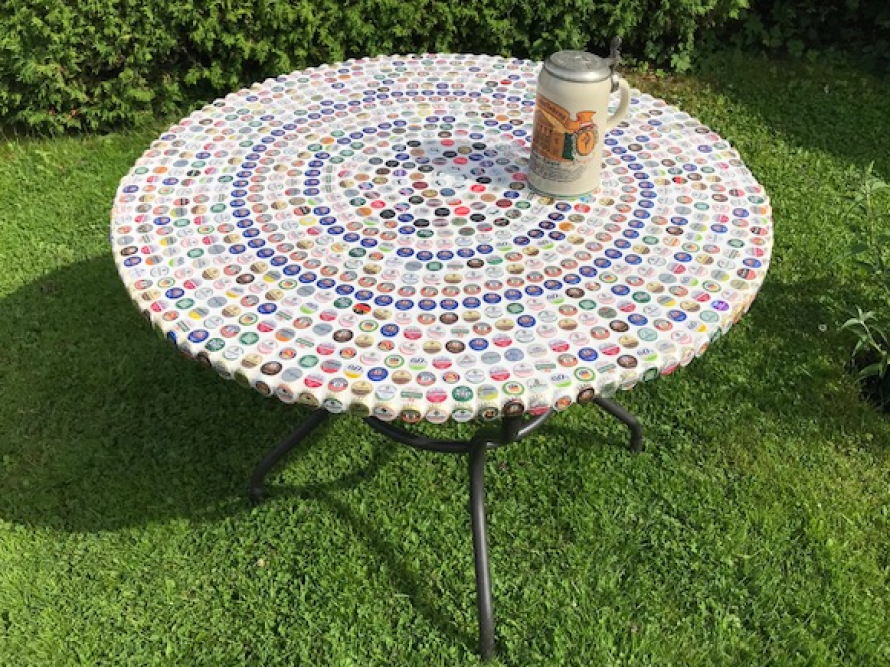 Runder Tisch mit Bierdeckeln beklebt