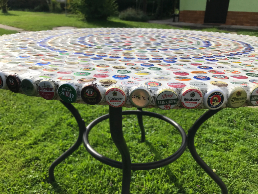 Tisch mit Mosaikplatte aus Kronkorken