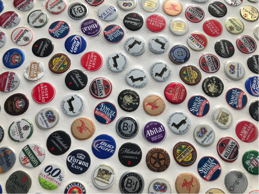 Viele bunte Bierdeckel auf einer Fläche