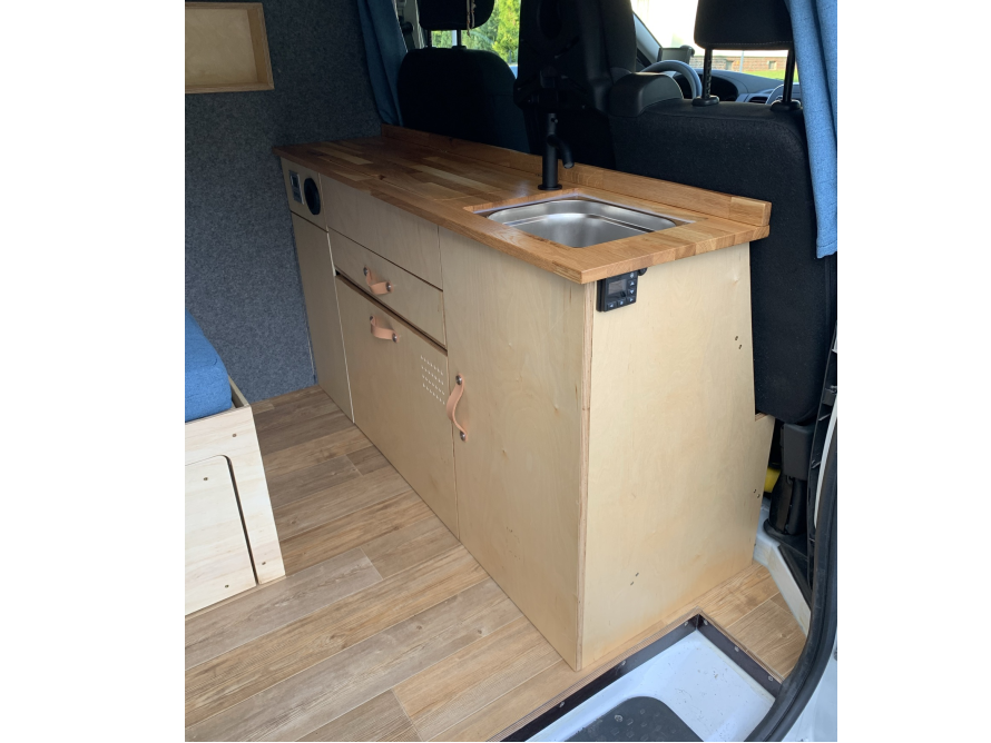 Eingebaute Küchenzeile in einem Van