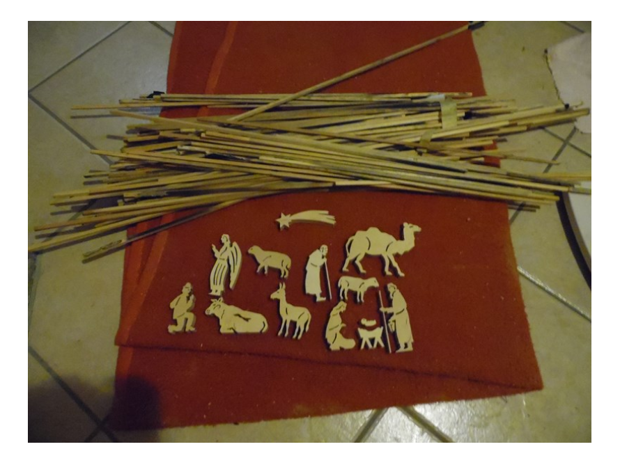 Holzstäbe und Figuren für eine Weihnachtskrippe