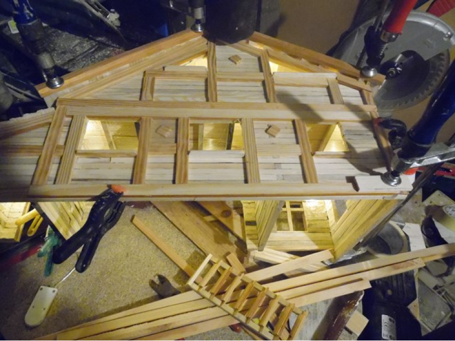 Gartenhaus-Rohbau mit Zwingen