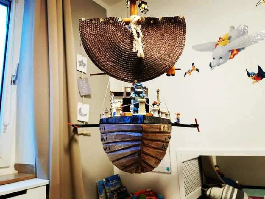 Spielzeugschiff als Zimmerdekoration