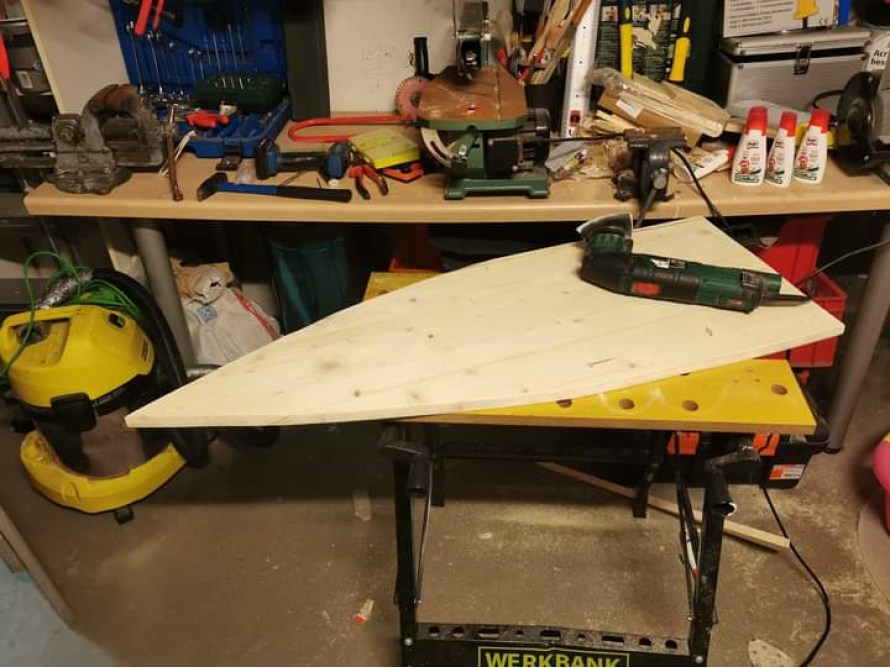 Holzbrett und Schleifgerät auf Werkbank