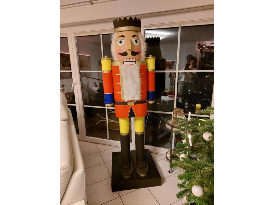 Großer Nussknacker in einer Wohnung