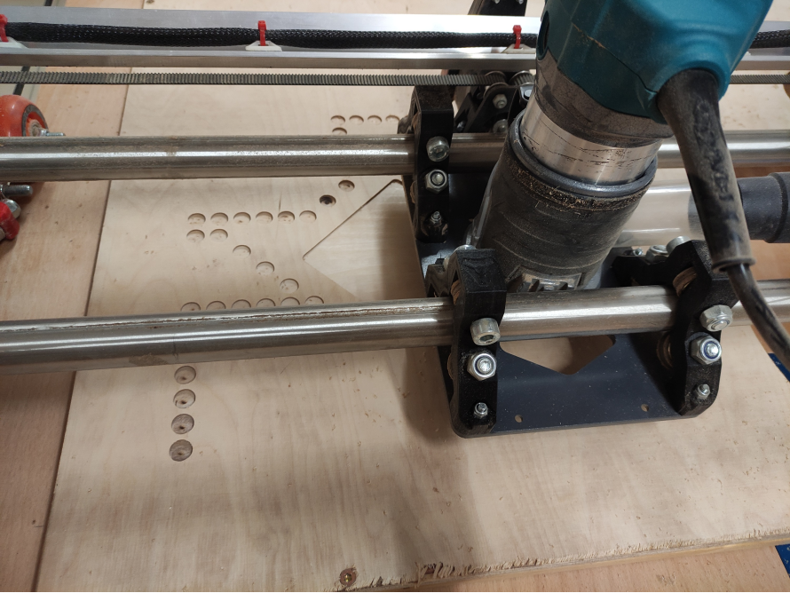 Fräse bearbeitet Holzplatte