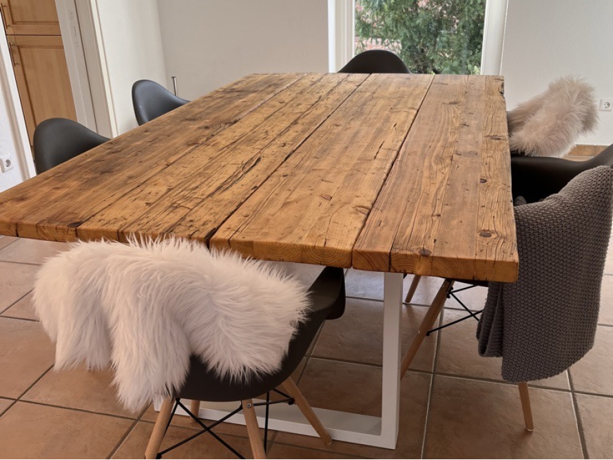 Holztisch mit Stühlen und Fellen