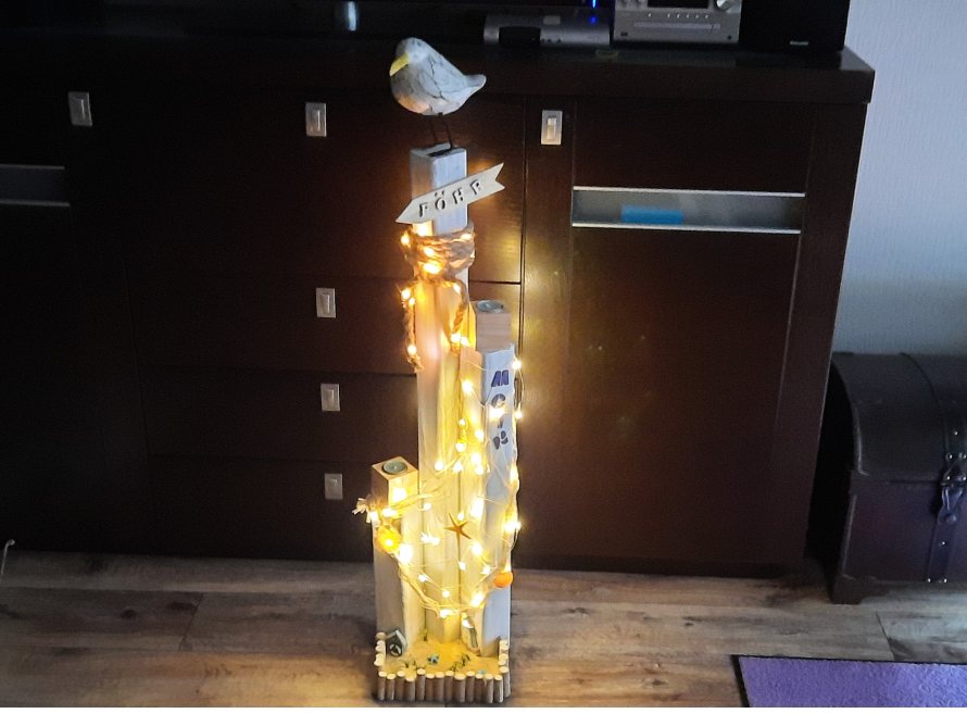 Holzdekoration mit Lichterkette
