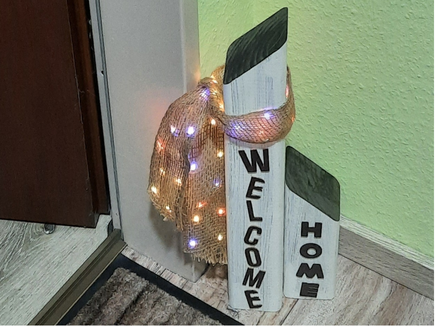 Holzschild mit Lichterkette