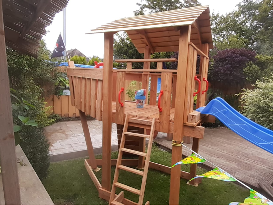 Holzspielplatz in Form eines Piratenschiffs