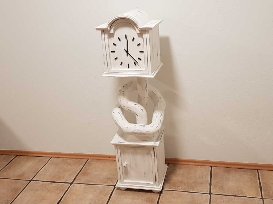 Weiße Holzuhr mit verschnörkeltem Sockel