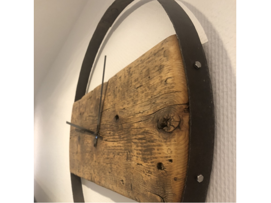 Rustikale Uhr aus Holz und Metall