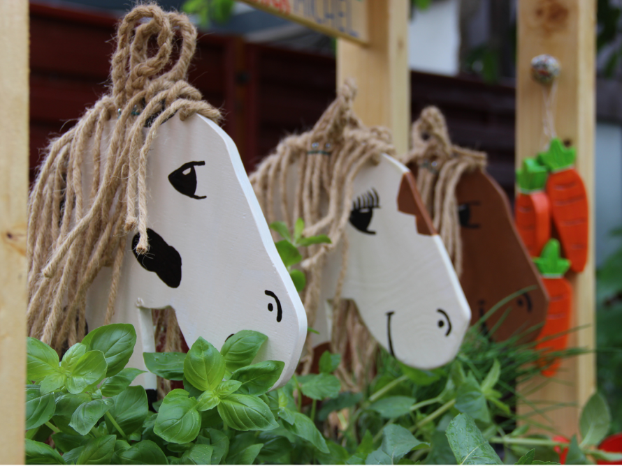 Drei Pferdeköpfe aus Holz