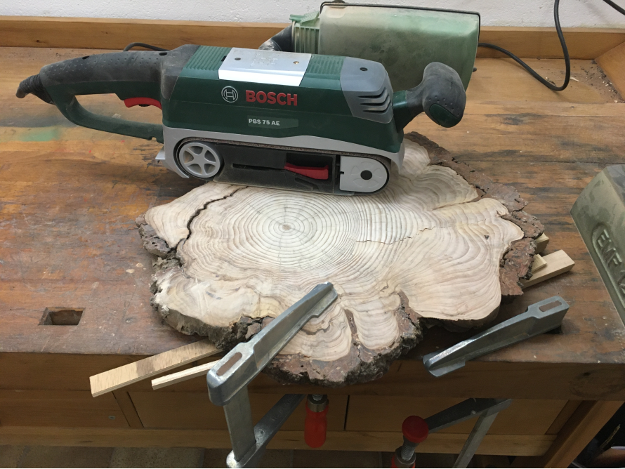 Bandschleifer auf Baumscheibe