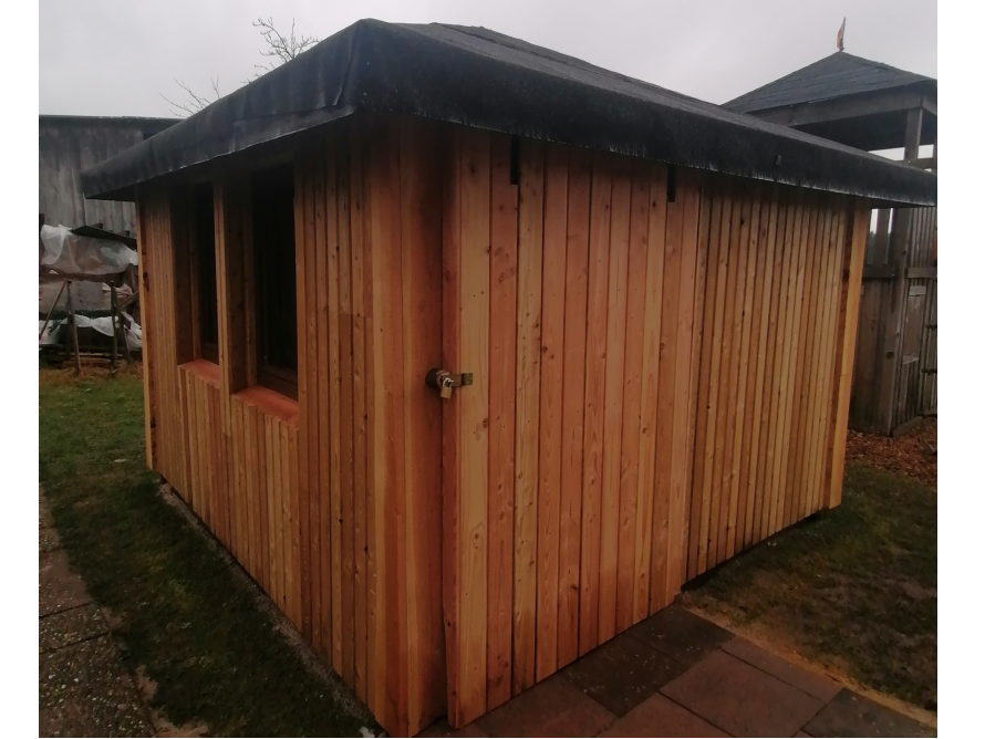 Gartenhaus aus Holz mit einfacher Tür