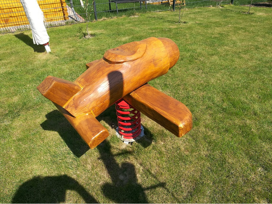 Hölzernes Flugzeug auf einer Feder