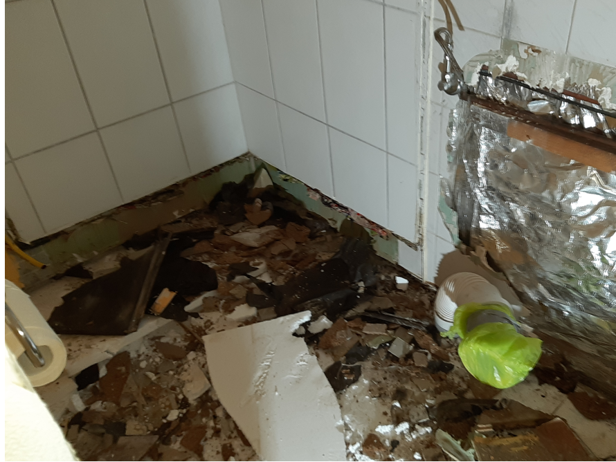 Abgerissenes Badezimmer während Renovierung