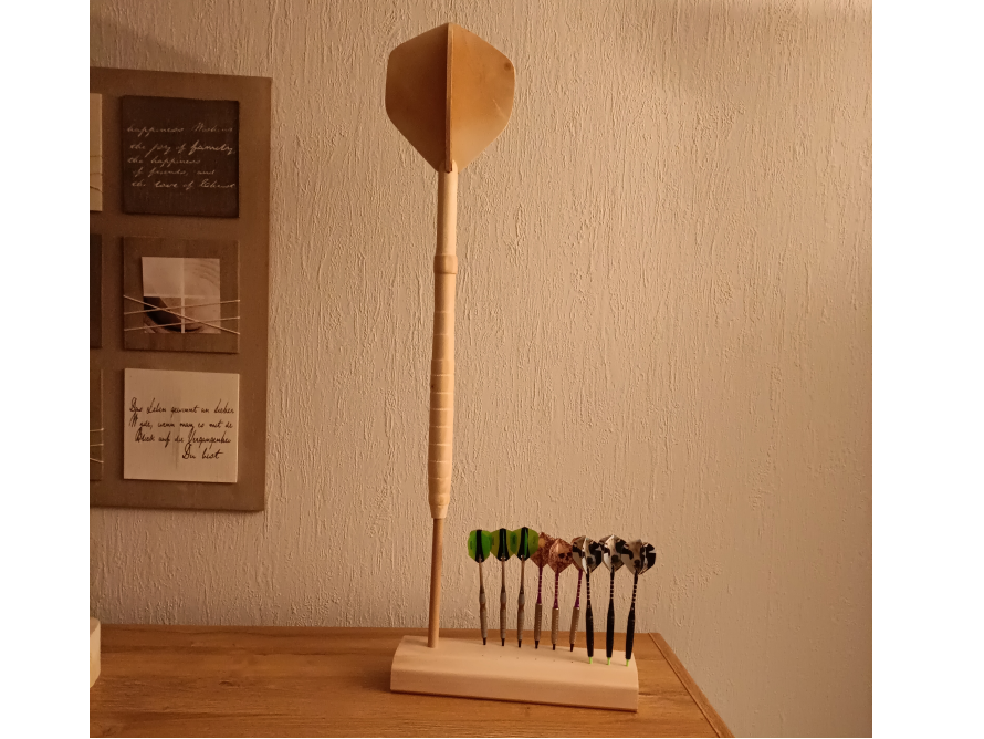 Ein Dartpfeilständer aus Holz mit Dartpfeilen