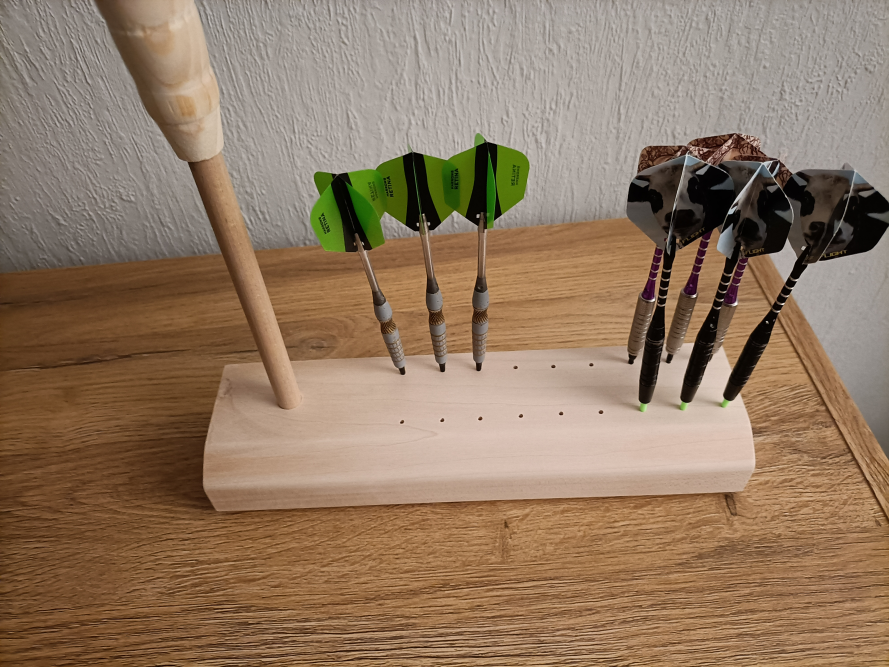 Ein hölzerner Dartscheibenständer mit Darts
