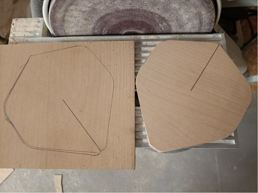 Zwei sechseckige Holzstücke