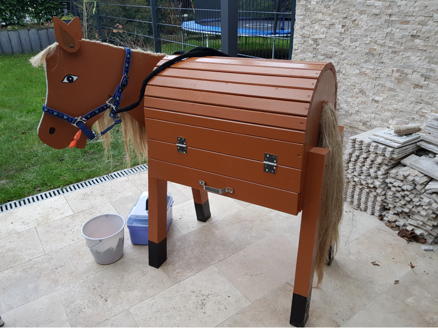 Spielzeugtruhe in Form eines Pferdes