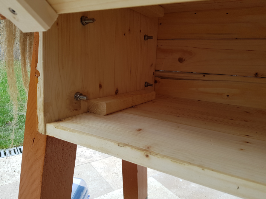 Holzgestell mit Schrauben