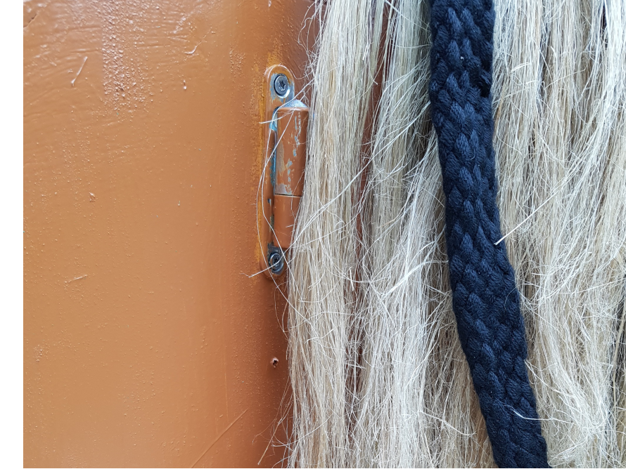 Scharnier an einer Holzwand