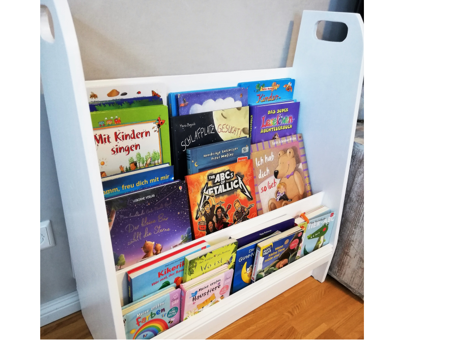 Weißes Kinderbücherregal gefüllt mit Büchern