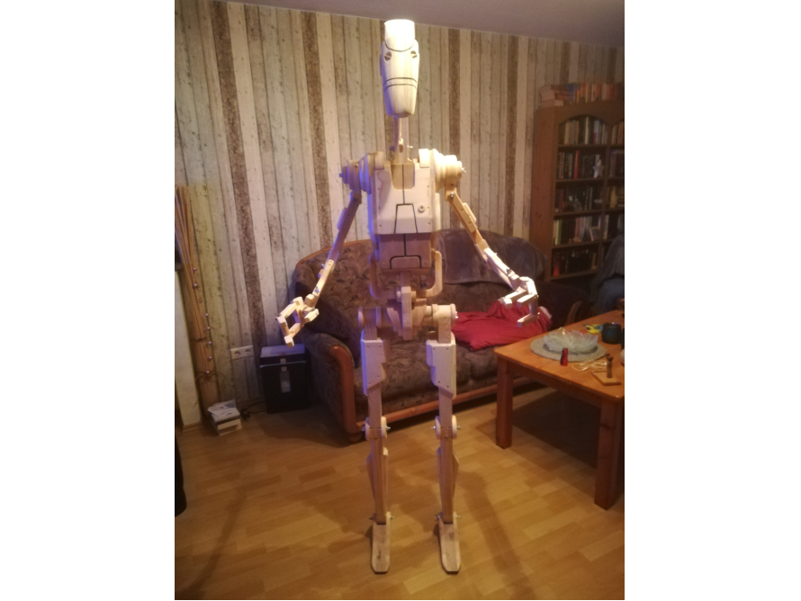 Hölzerner Roboter in einem Wohnzimmer