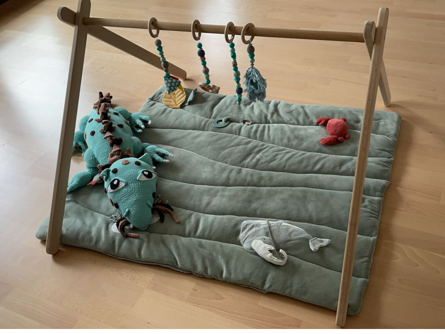 Holzgestell mit Spielzeug für Babys